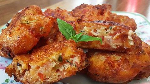 Γρήγορη συνταγή για αφράτους ντοματοκεφτέδες... από τα χεράκια της μαμάς!