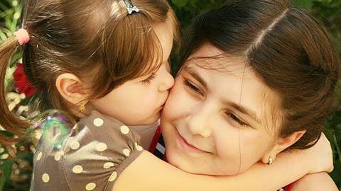 6 χρυσές συμβουλές για να μεγαλώσετε ένα καλόκαρδο παιδί (σύμφωνα με την επιστήμη)