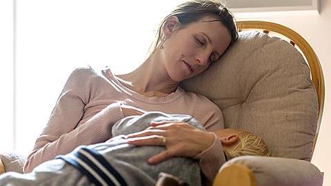 8 ατάκες που κάθε εξαντλημένη μαμά έχει βαρεθεί να ακούει