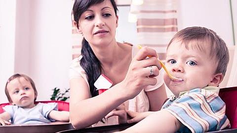 Πώς να ταΐζετε πιο εύκολα τα δίδυμα