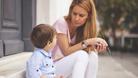 Πώς θα κάνετε το παιδί να σας μιλήσει για το τι του συμβαίνει