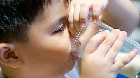 Τι να τρώει ένα παιδί που δεν πίνει γάλα για να αναπληρώσει το ασβέστιο; 