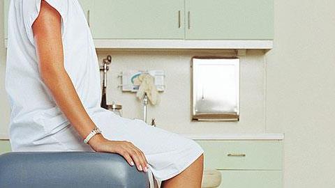 Καρκίνος των ωοθηκών: Τα συμπτώματα που δεν πρέπει να αγνοήσετε