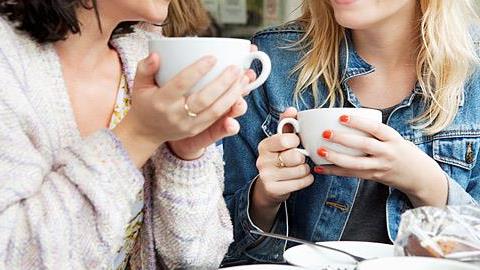 «Γράμμα στους φίλους που δεν χάθηκαν όταν έγινα μαμά»