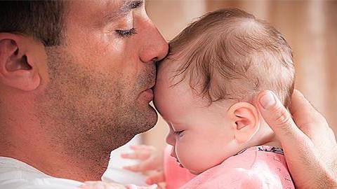 Θα ήμουν καλύτερος μπαμπάς αν έβγαζα περισσότερα χρήματα;