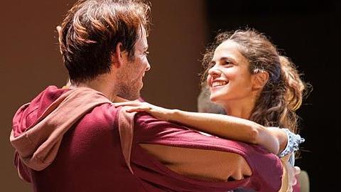 Κερδίστε 5 διπλές προσκλήσεις για το «Πιάνω παπούτσι πάνω στο πιάνο», στις 23/10