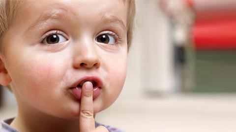 «Όλα στη μαμά!»: Τι να κάνετε αν το παιδί είναι... «μαρτυριάρικο»