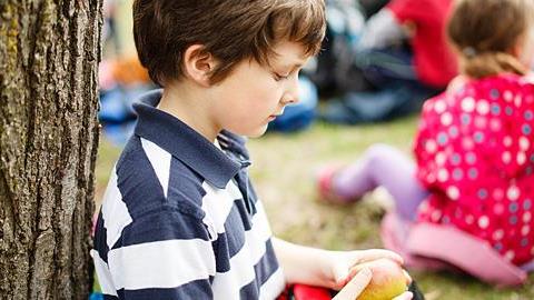 Το παιδί που είναι μόνο στα διαλείμματα: Πώς να βοηθήσετε