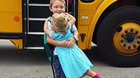 Αυτό το κοριτσάκι υποδέχεται καθημερινά τον αδερφό της με τον πιο τρυφερό τρόπο!