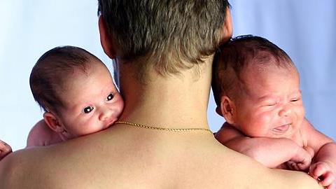 Ο μπαμπάς και τα δίδυμα!