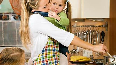 Οι μαμάδες αγχώνονται περισσότερο από τους μπαμπάδες