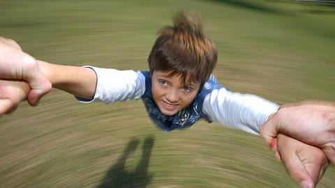 Αυτό είναι το παιχνίδι που πρέπει να σταματήσουμε να παίζουμε με τα μικρά παιδιά!