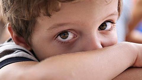 «Οι άντρες δεν κλαίνε» και 3 ακόμη λάθος μηνύματα που περνάμε στους γιούς μας