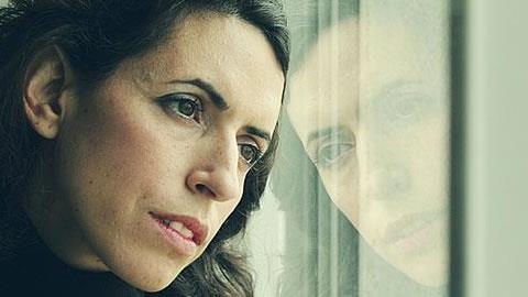 Μελαγχολία ή κατάθλιψη; Τα σημάδια που πρέπει να σας ανησυχήσουν