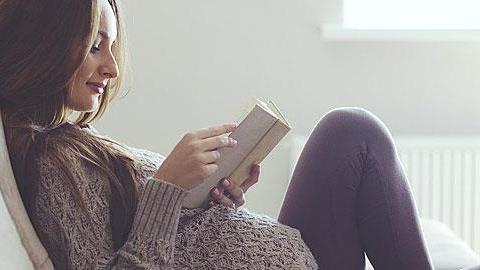 6 βιβλία που πρέπει να διαβάσει κάθε έγκυος