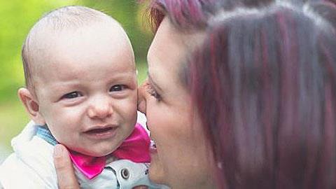 Είναι κακό να θηλάσεις το μωρό μιας άλλης μαμάς;