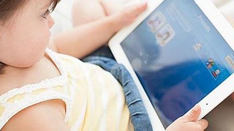 Πόση ώρα κάνει να περνά μπροστά στην οθόνη ένα μικρό παιδί