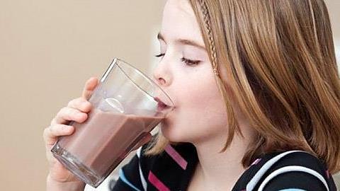 Xάνει τη θρεπτική του αξία το γάλα αν του βάζω κακάο;