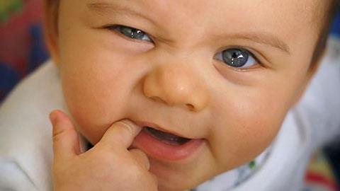 Πονάει, αλλά δεν βγάζει δόντια 