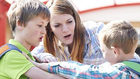 «Μαμά, με χτύπησε!»: Πώς πρέπει να αντιδράσετε