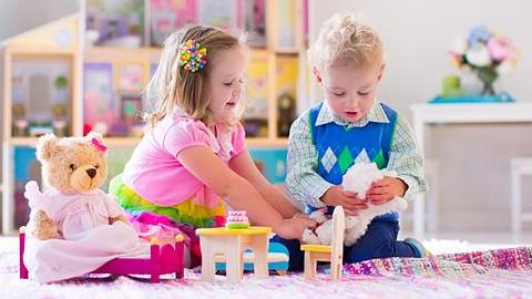 «Ο 4χρονος γιος μου θέλει να παίζει μόνο με κορίτσια. Πειράζει;»