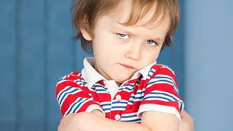 «Ποιος το λέει;»: Τι να κάνετε όταν το παιδί αρχίζει να σας αμφισβητεί