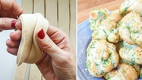 Το τέλειο ορεκτικό: Κόμποι ζύμης με σκόρδο, παρμεζάνα και μυρωδικά!