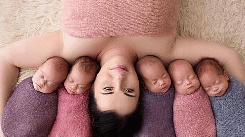 Μια μαμά με πεντάδυμα φωτογραφίζεται με τα μωρά και μιλάει για τη ζωή της!