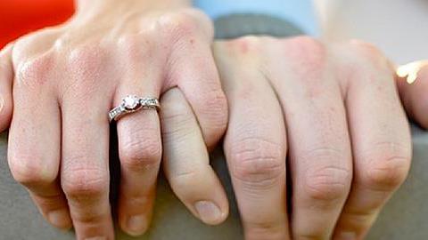 «Μην πέφτετε τσακωμένοι στο κρεβάτι» και άλλες 5 συμβουλές για έναν επιτυχημένο γάμο