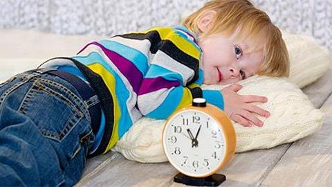 Κοιμίζω τον γιο μου στις 11. Είναι κακό; 