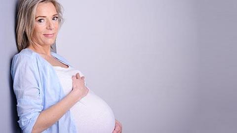 Τι πραγματικά σημαίνει να γίνεσαι μαμά σε μεγάλη ηλικία