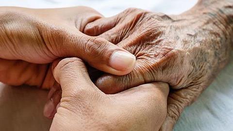 6 πράγματα που πρέπει να πούμε στους γονείς μας όσο τους έχουμε κοντά μας