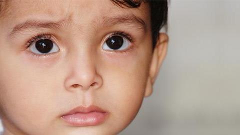 Γιατί δεν πρέπει να γεμίζουμε με ενοχές τα παιδιά