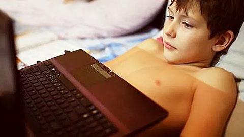 Πώς το πορνό επηρεάζει τον τρόπο που αντιλαμβάνονται το σεξ οι έφηβοι