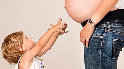 Είναι κακό να σηκώνω τον δίχρονο γιο μου ενώ είμαι έγκυος; 