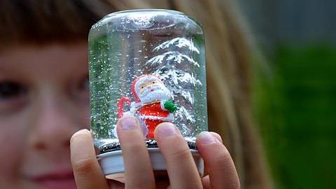 Πώς να φτιάξετε διακοσμητικές χιονόμπαλες με το παιδί