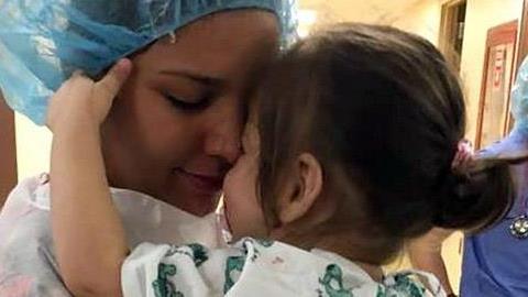 Τυφλό κοριτσάκι αντικρίζει για πρώτη φορά τη μαμά του: Ένα συγκινητικό βίντεο