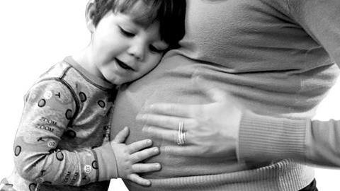 Πώς να προετοιμάστε το παιδί για το καινούριο του αδερφάκι