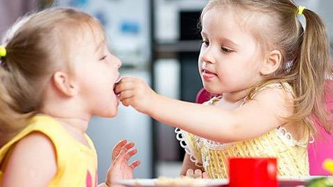 Πώς να μεγαλώσετε ένα παιδί που ξέρει να δίνει (και όχι μόνο να παίρνει)