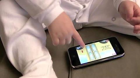 Μωρό πέθανε από ηλεκτροπληξία ενώ έπαιζε με το κινητό της μαμάς του!