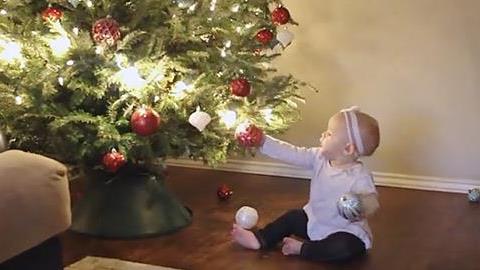 Πώς είναι τα Χριστούγεννα όταν έχεις μωρό σε ένα βίντεο βγαλμένο απ' τη ζωή