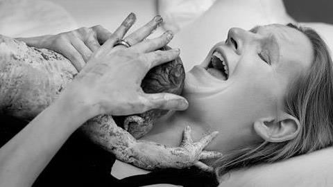 Οι πιο δυνατές (και αληθινές) φωτογραφίες τοκετού της χρονιάς!