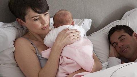 «Μπαμπάδες, μην κλέβετε τον ύπνο από τις γυναίκες σας»