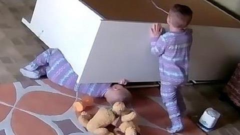 Απίστευτο βίντεο: Δίχρονο αγόρι σώζει τον αδελφό του από συρταριέρα