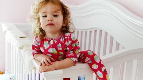 Πώς θα καταλάβετε ότι το μωρό σας είναι έτοιμο να πάει από την κούνια στο κρεβάτι