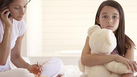«Δεν μπορώ τώρα»: Η φράση που μας απομακρύνει από τα παιδιά