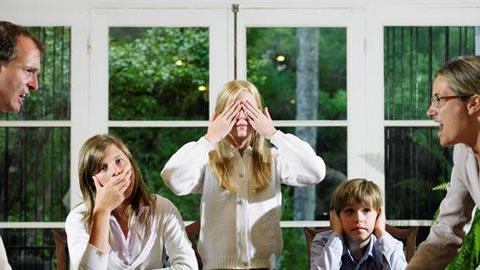 7 πράγματα που οι γονείς πρέπει να σταματήσουν να κάνουν μπροστά στα παιδιά