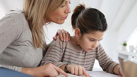 Τι κερδίζουν τα παιδιά όταν δεν τα «διαβάζουμε» για το σχολείο