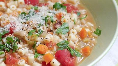 Πώς να φτιάξετε λαχταριστή σούπα μινεστρόνε