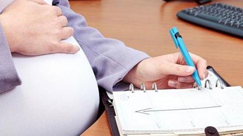 Οι πολλές ώρες ακινησίας στη δουλειά μπορεί να βλάψουν το μωρό μου;